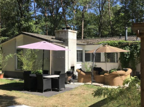 Отель Detached villa with enclosed wooded garden with lawn and bubble bath  Холтен